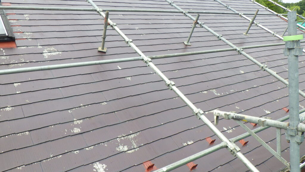 スレート屋根の下塗りが終了しました