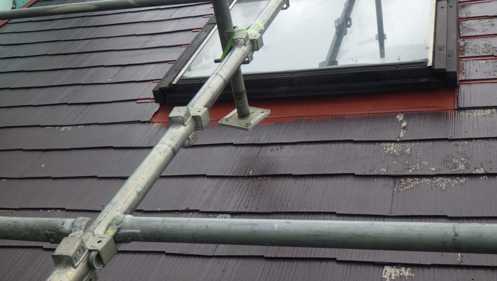 スレート屋根の下塗りが終了しました