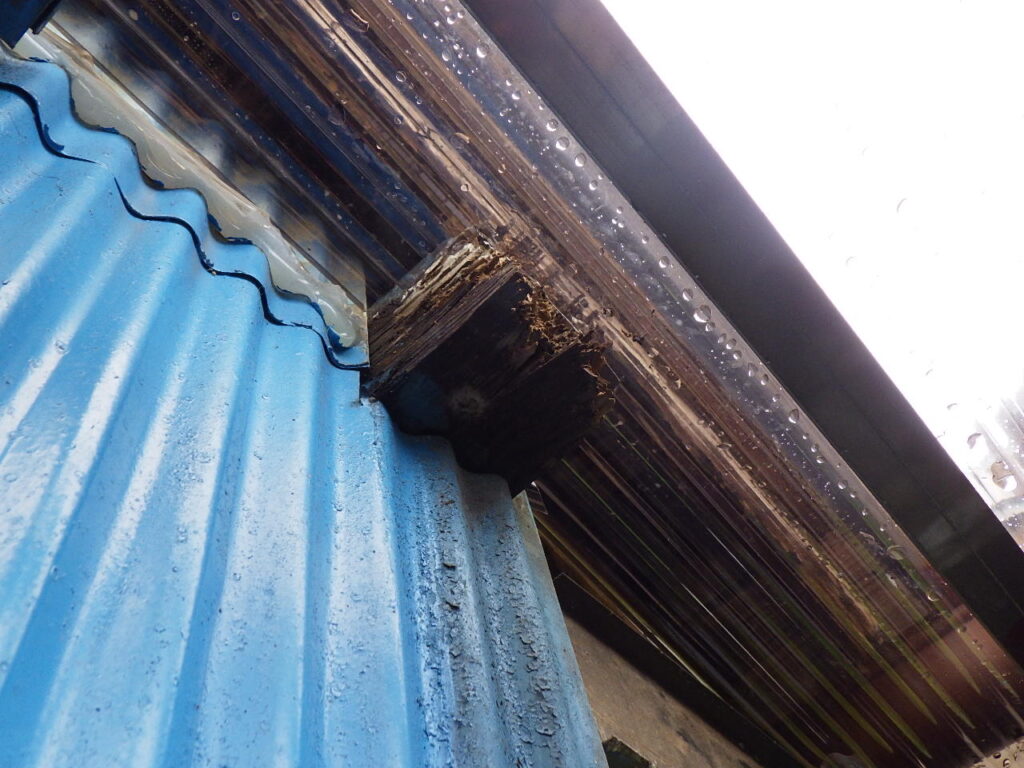 １枚目の波板を取り付けました