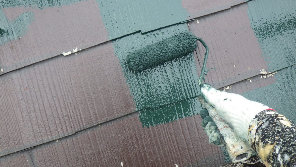 スレート屋根材の中塗り塗装中です