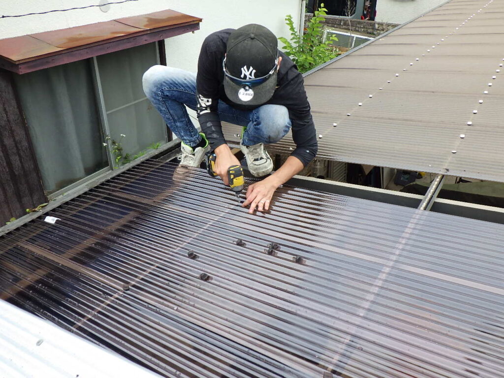 波板の固定中です