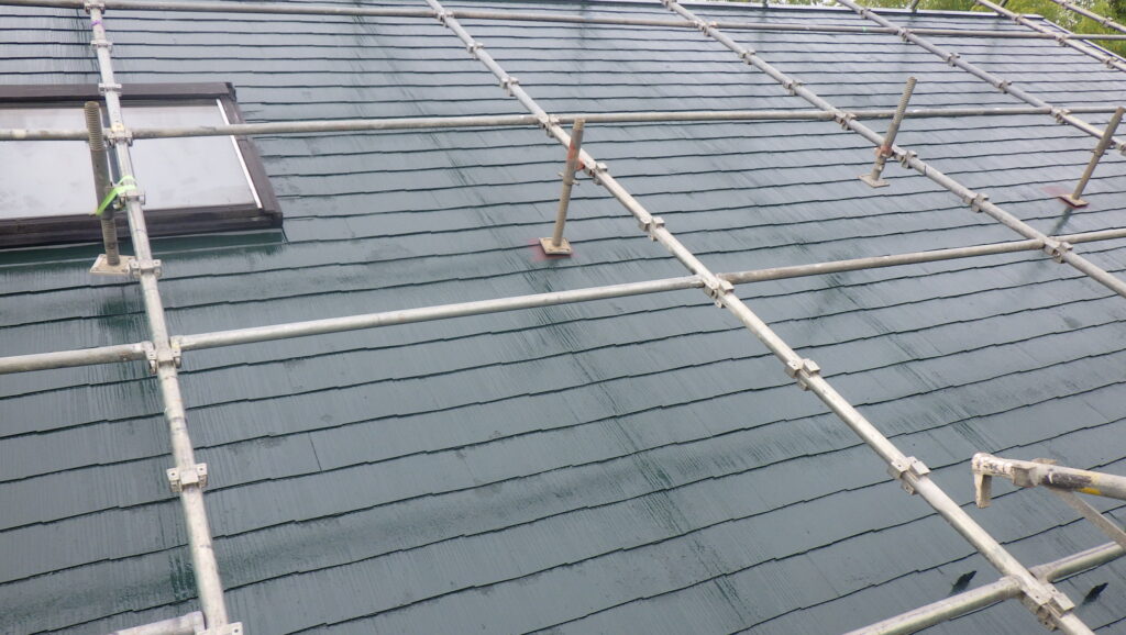 スレート屋根の中塗り塗装が終了しました