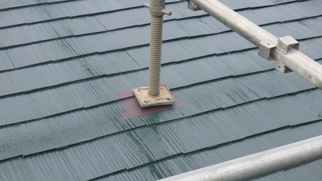 スレート屋根の中塗り塗装が終了しました