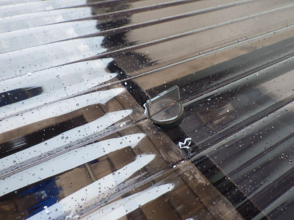 波板の固定中です