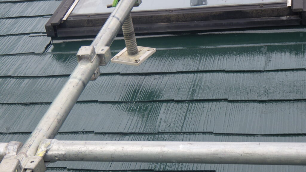 スレート屋根の中塗り塗装が終了しました