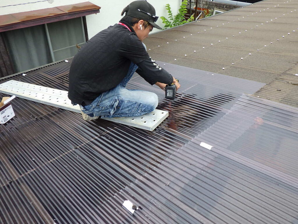 波板の固定中です