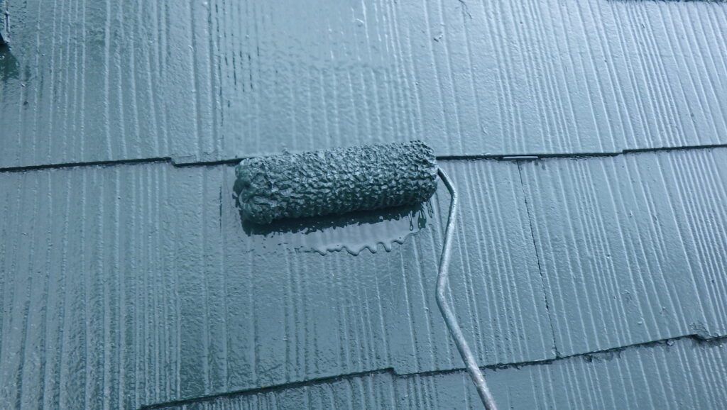 スレート屋根の上塗り塗装中です