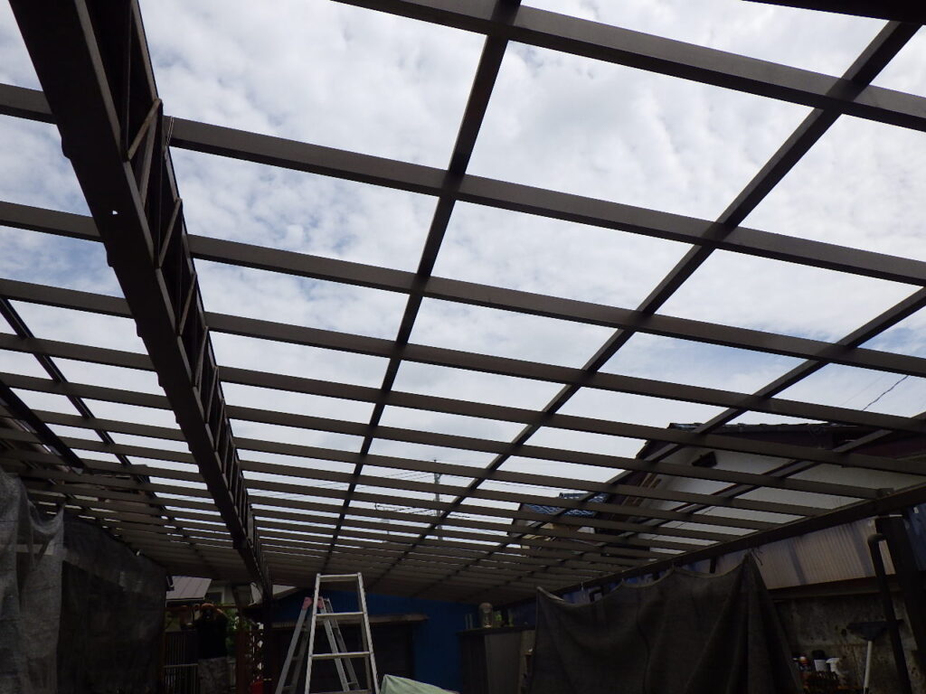 既存波板の撤去終了です