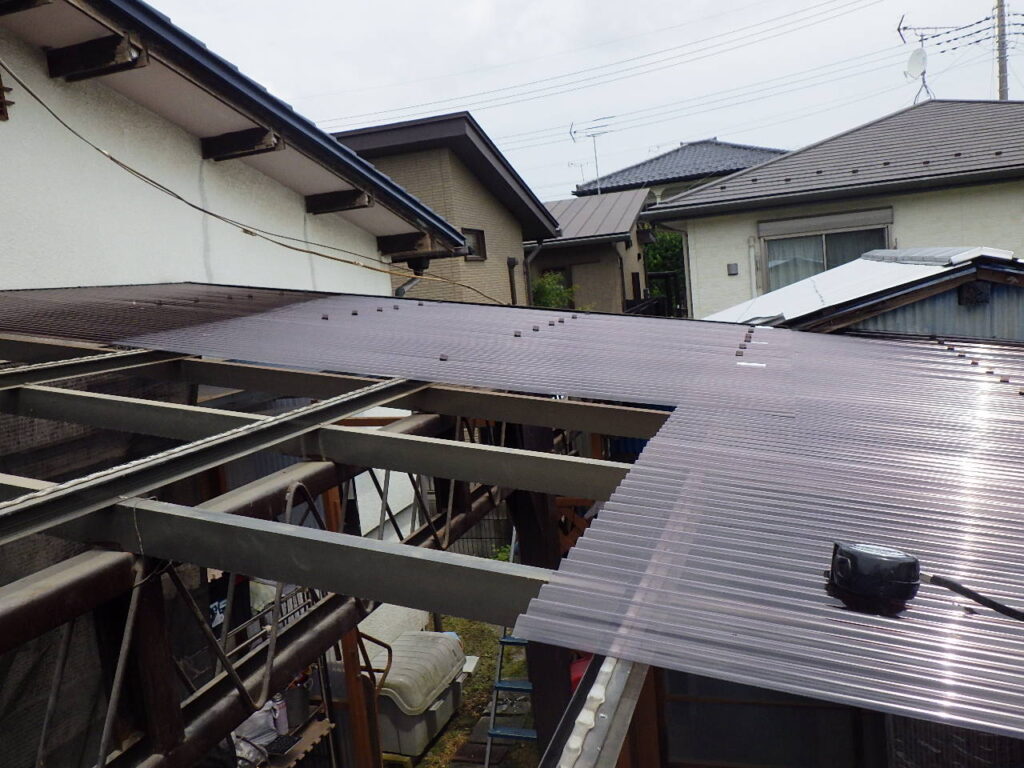 波板の固定中です