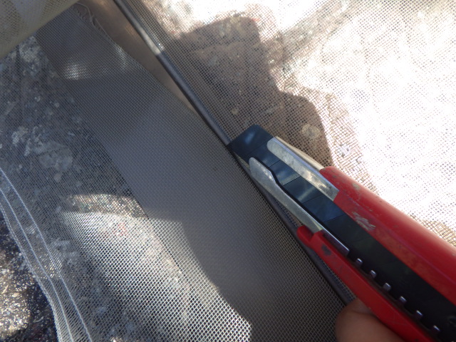 網戸のカット中です