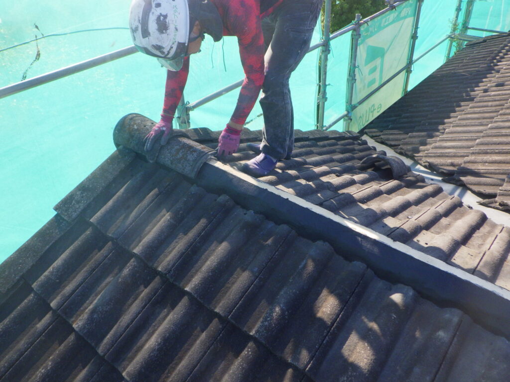 丸瓦を葺き直し中です