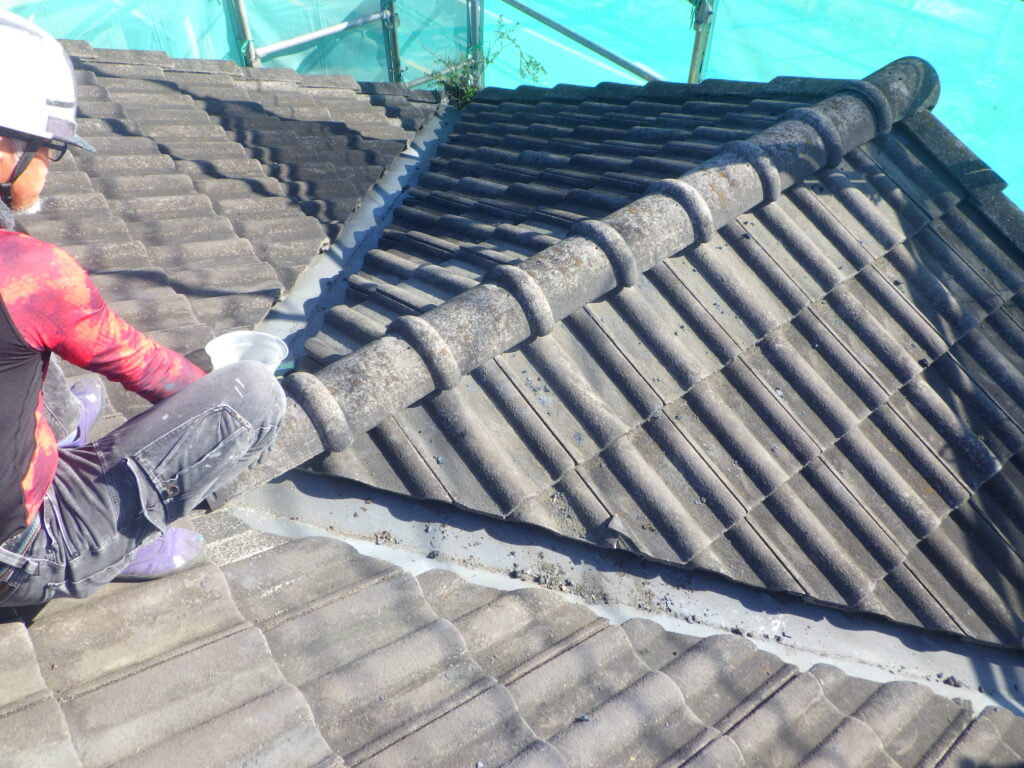 丸瓦を葺き直し中です