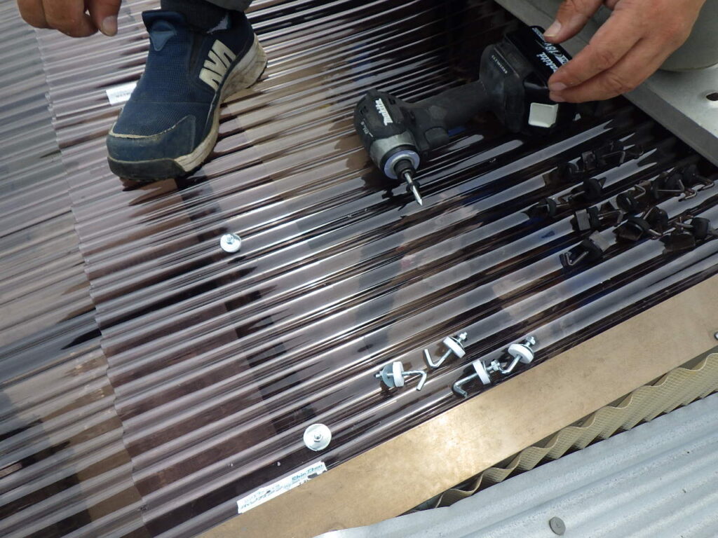 ボルトフックで固定中です