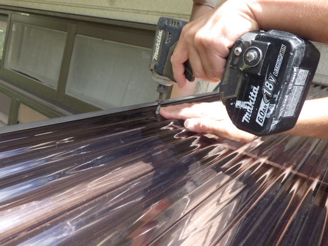 フック穴あけ中です