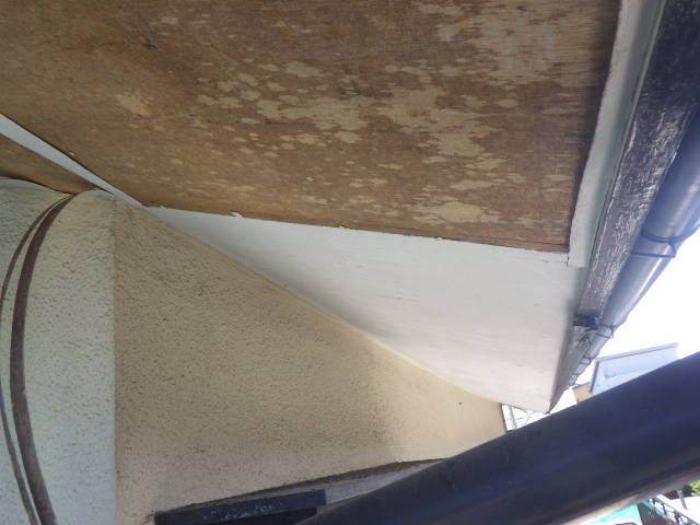 施工前の軒天の状態です