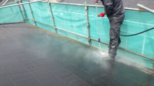 大屋根の高圧洗浄中です