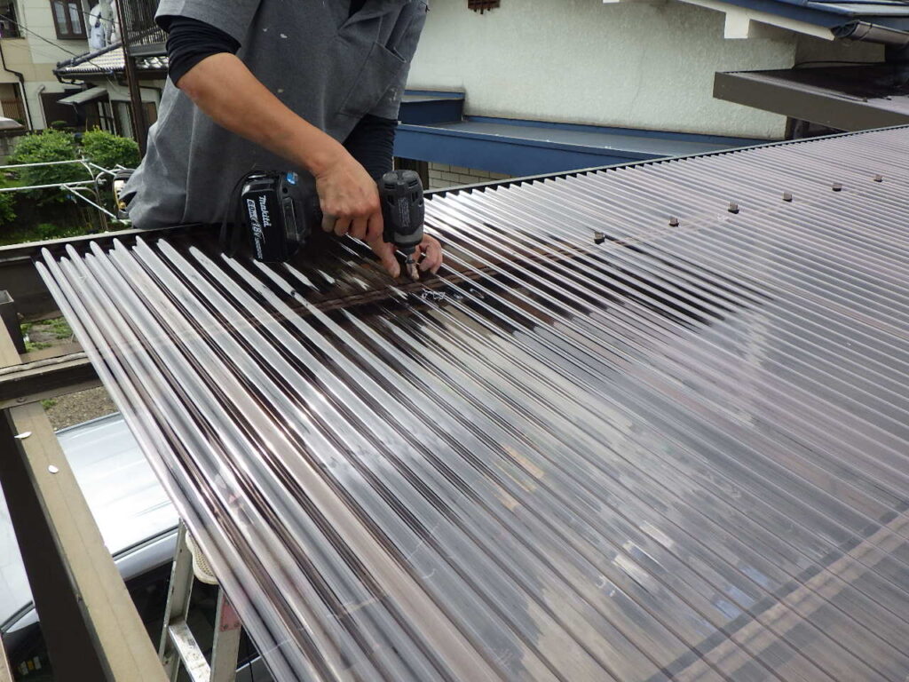 波板の固定中です