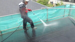 大屋根の高圧洗浄中です