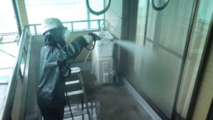 ベランダの高圧洗浄中です