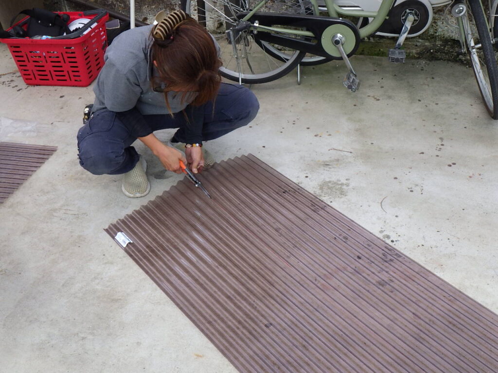 波板の加工中です