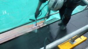 下屋根の高圧洗浄中です