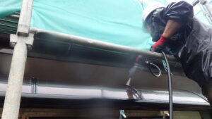 １階外壁の高圧洗浄中です