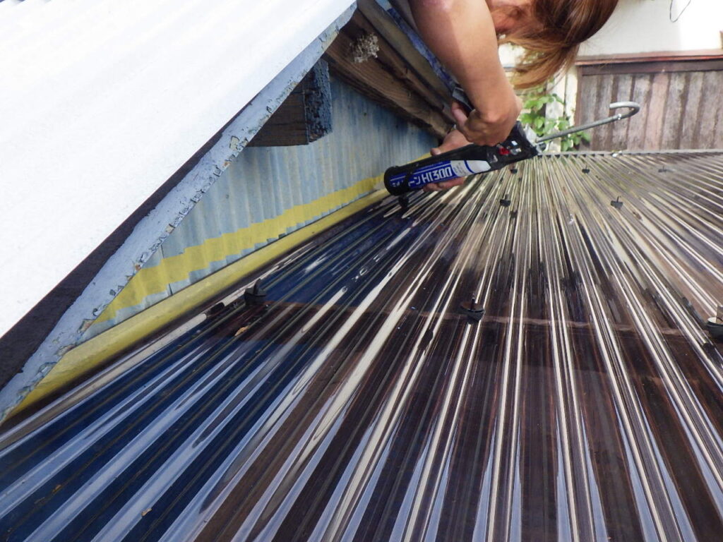 シーリング塗布中です