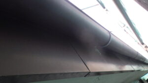 高圧洗浄後の軒樋、破風の状態です