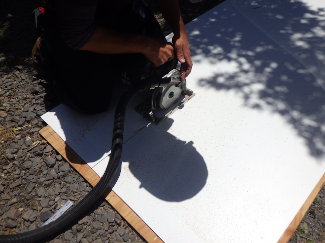 軒天材の加工中です