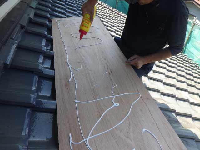 ボンドを塗布しました