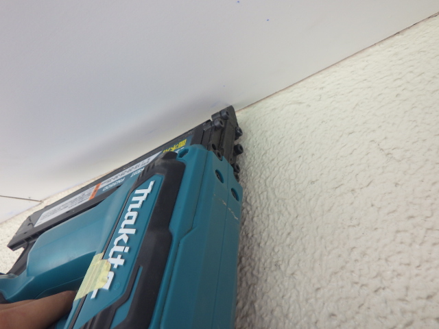 軒天材の固定中です