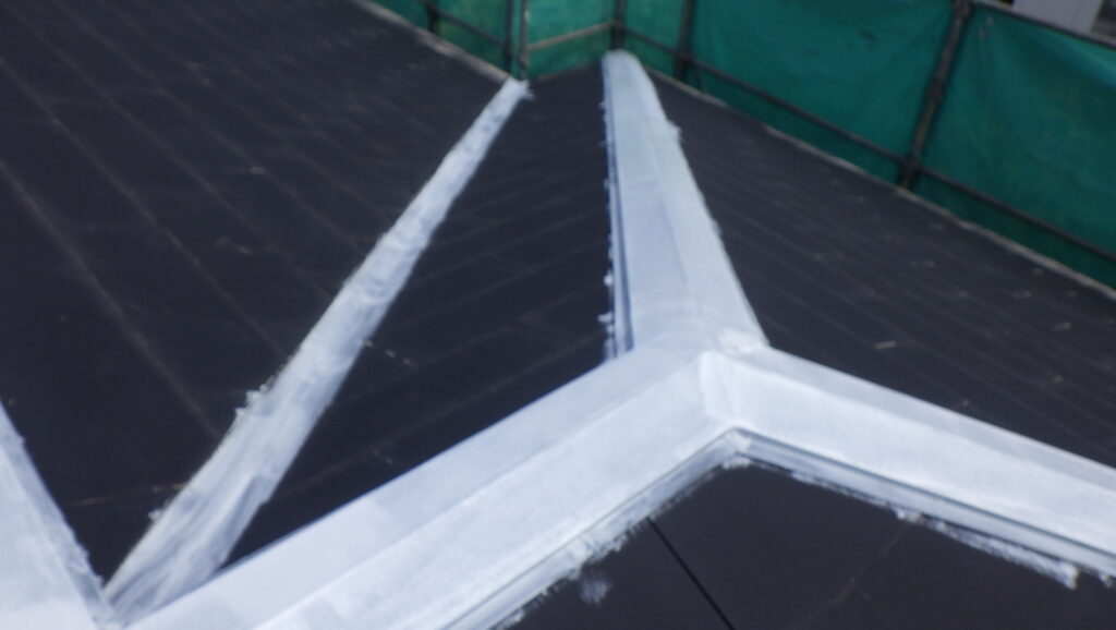 屋根板金部の下塗りが終了しました