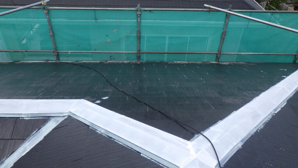 スレートの下塗り終了です