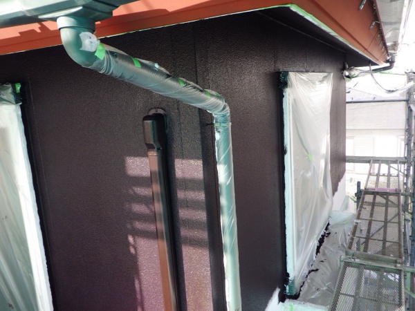 幕板上段の中塗り塗装終了です