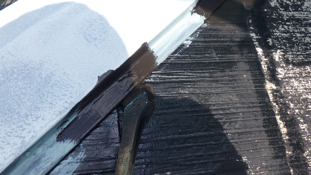 屋根の中塗り塗装中です