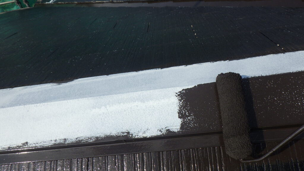 屋根の中塗り塗装中です