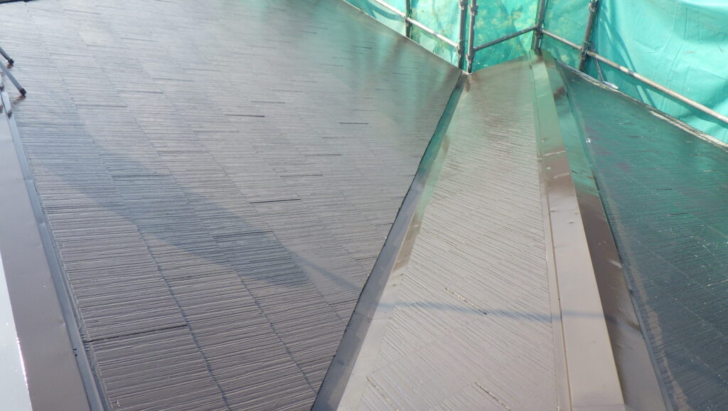 屋根の中塗り塗装終了です