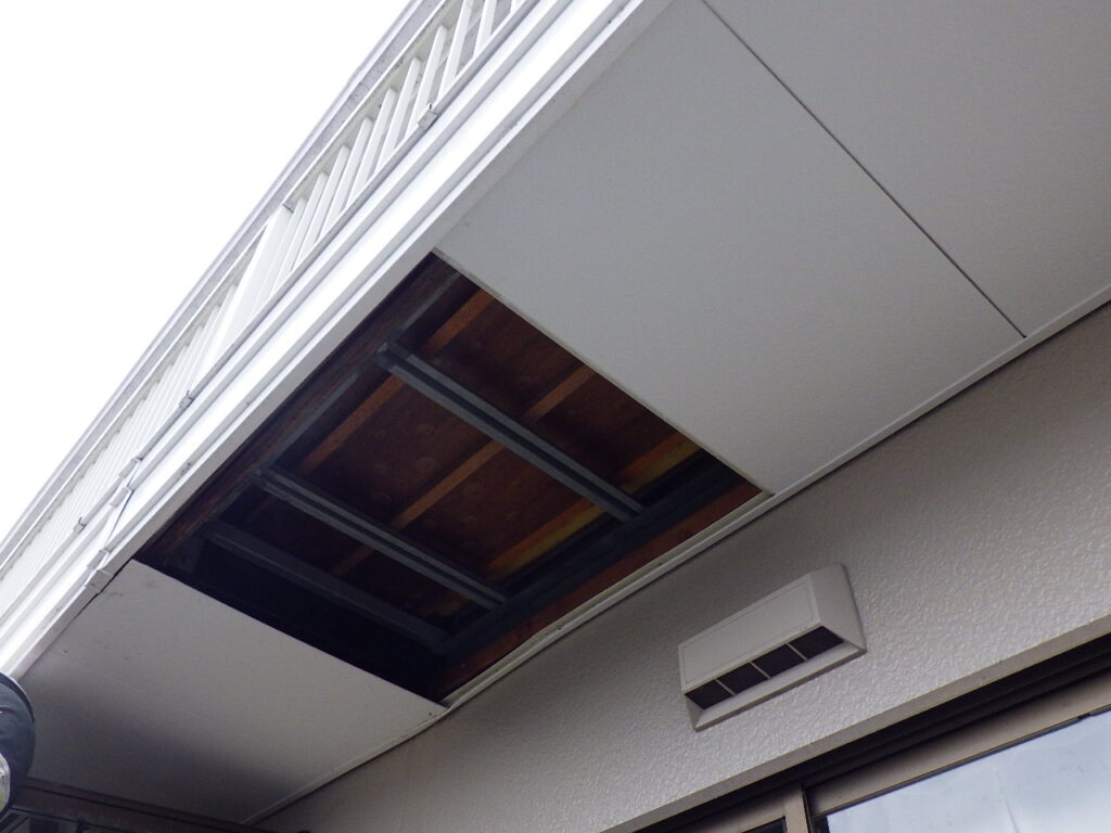 軒天材を取り外しました