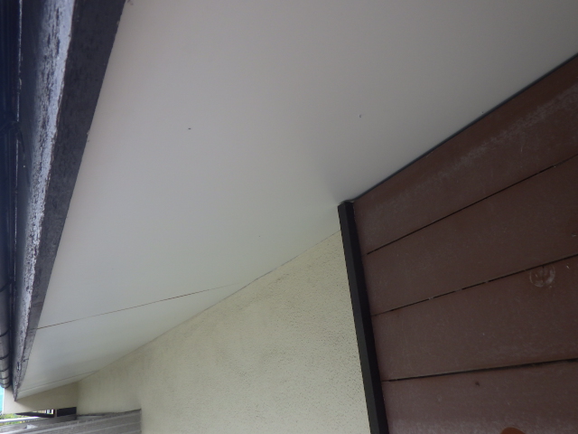 軒天材の貼り付け終了です