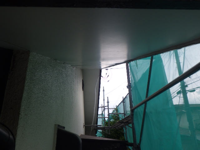 軒天材の貼り付け終了です