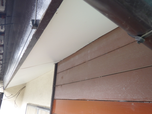 軒天材の貼り付け終了です