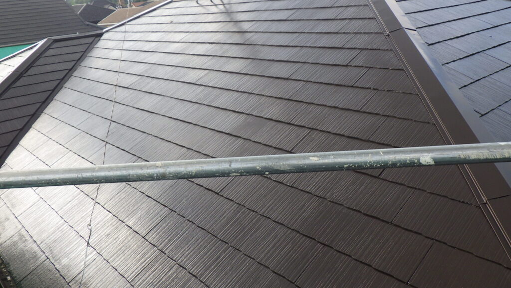 屋根の中塗り塗装終了です