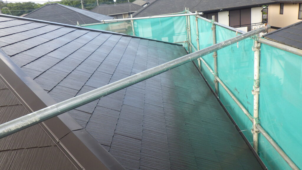 屋根の中塗り塗装終了です