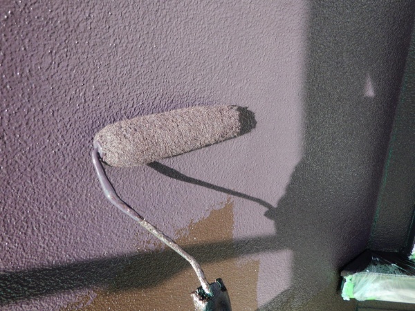 幕板上段の上塗り塗装中です