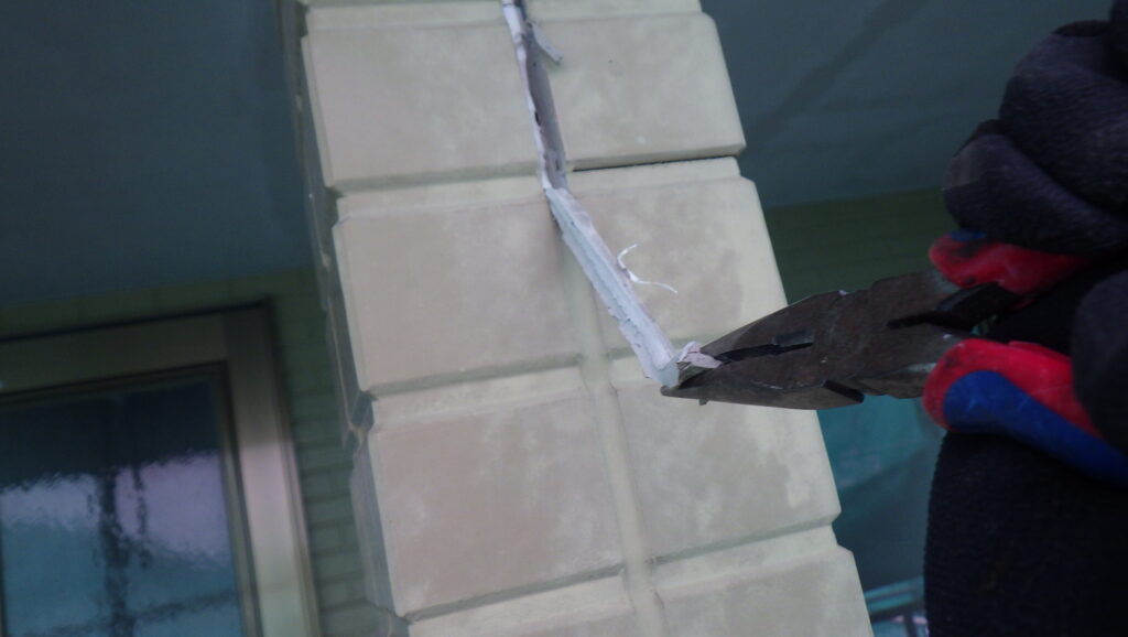 外壁シーリングの撤去中です