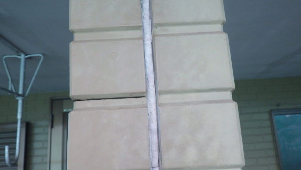 外壁シーリングの撤去中です