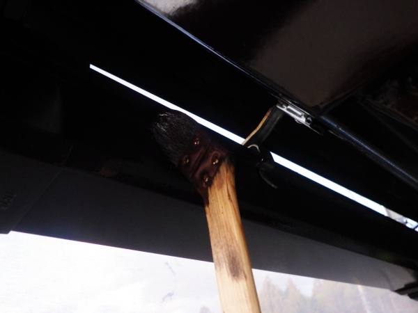 軒樋の上塗り塗装中です