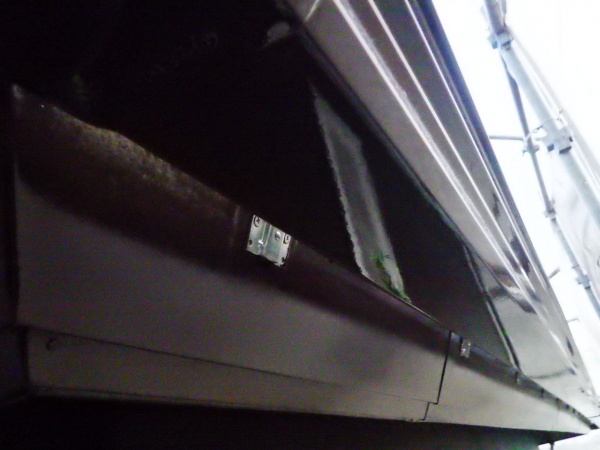 軒樋の上塗り塗装終了です