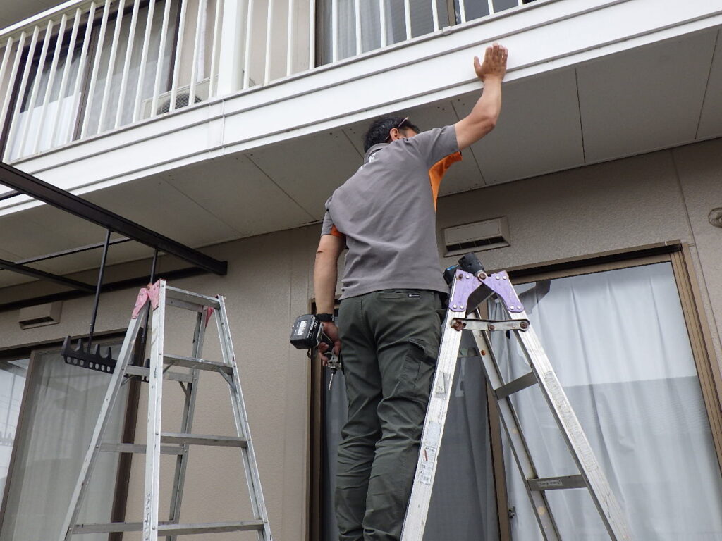 破風の補強中です