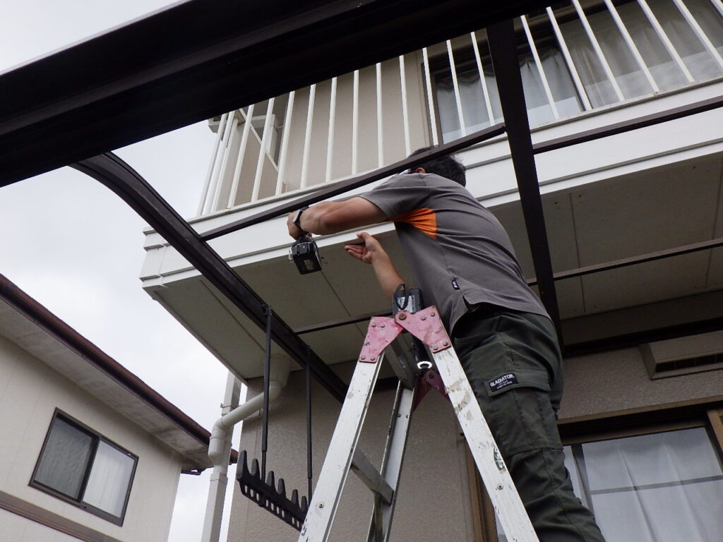 破風の補強中です
